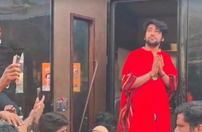 पीठाधीश्वर पंडित धीरेंद्र शास्त्री दिल्ली से वृंदावन पदयात्रा कर बागेश्वर धाम पहुंचे, श्रद्धालुओं ने किया भव्य स्वागत