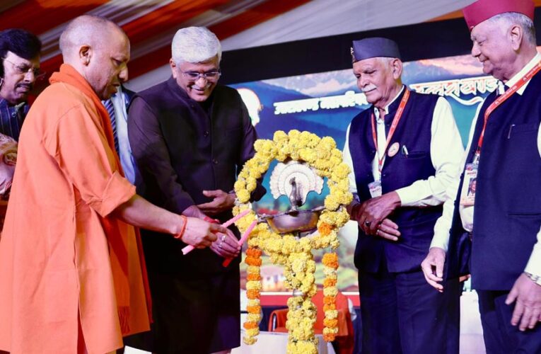 विदेशी इतिहासकारों की शरारत को पीछे छोड़कर, इतिहास के गौरव-गरिमा से जुड़े पन्ने सहेजने का काम करती है लोककला व लोकगीतः योगी आदित्यनाथ