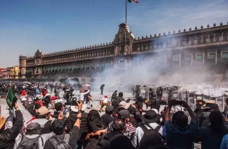 मेक्सिको में Gen Z ने भड़का आक्रोश, नेशनल पैलेस की बाड़ तोड़ी, मेयर की हत्या के बाद हंगामा