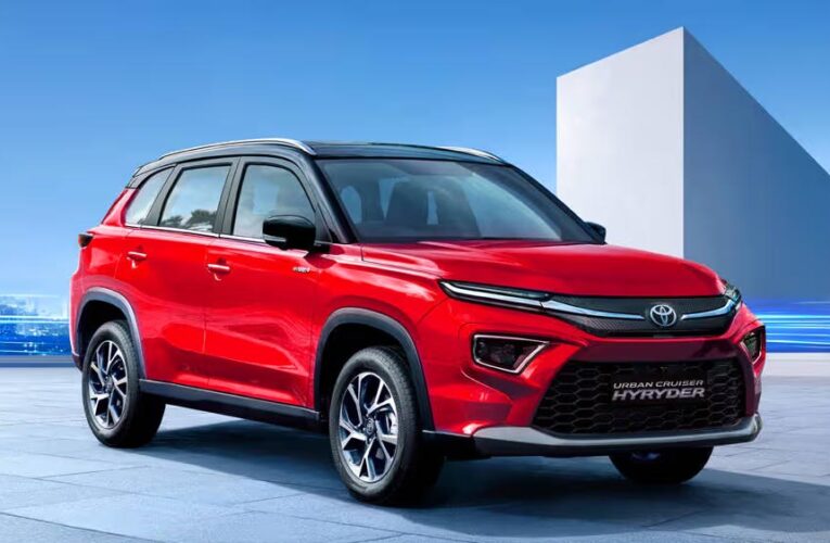 टोयोटा इनोवा को छोड़ा नंबर-1 का ताज, हायराइडर ने तोड़ा रिकॉर्ड