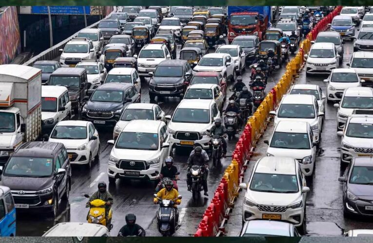 केंद्र ने बढ़ाई फ‍िटनेस फीस, पुराने वाहनों के लिए 10 गुना तक का झटका