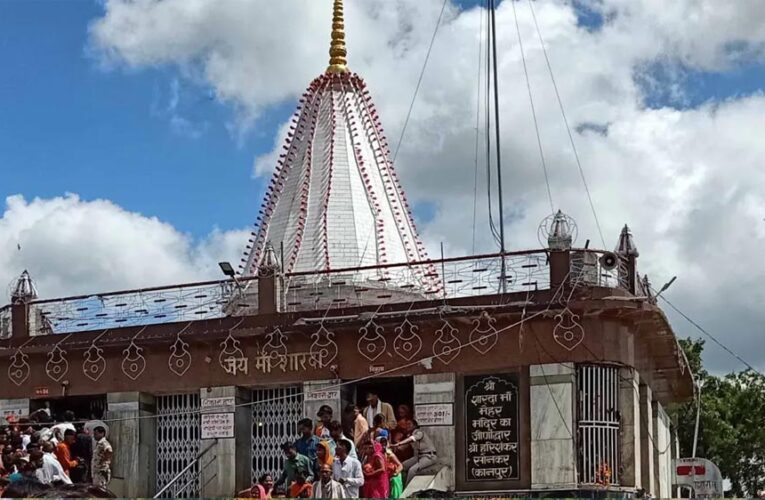 मां शारदा मंदिर में चोरी: 2kg चांदी के छत्र और सोने के नथ गायब, पुजारी पर शक