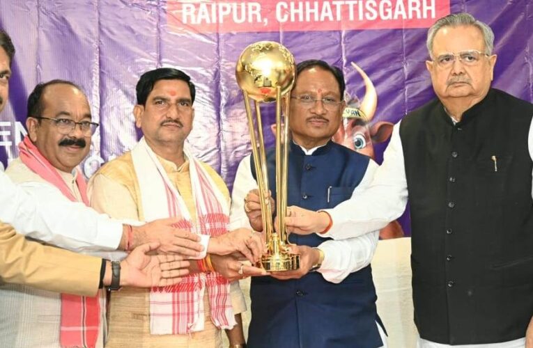 रायपुर : मुख्यमंत्री और विधानसभा अध्यक्ष ने हॉकी मेन्स जूनियर वर्ल्ड कप ट्रॉफी 2025 का किया भव्य अनावरण