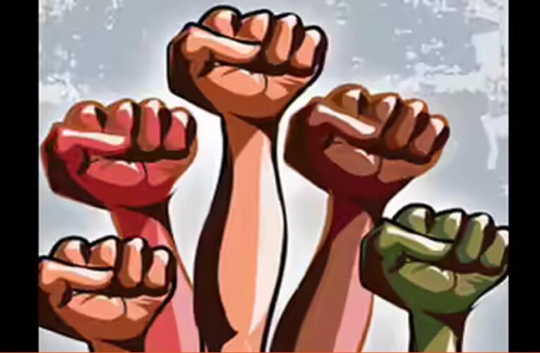 बैतूल में संविदा कर्मचारियों का अनोखा प्रदर्शन, थाली-चम्मच-लोटा बजाकर आदिवासी विकास विभाग के खिलाफ आंदोलन