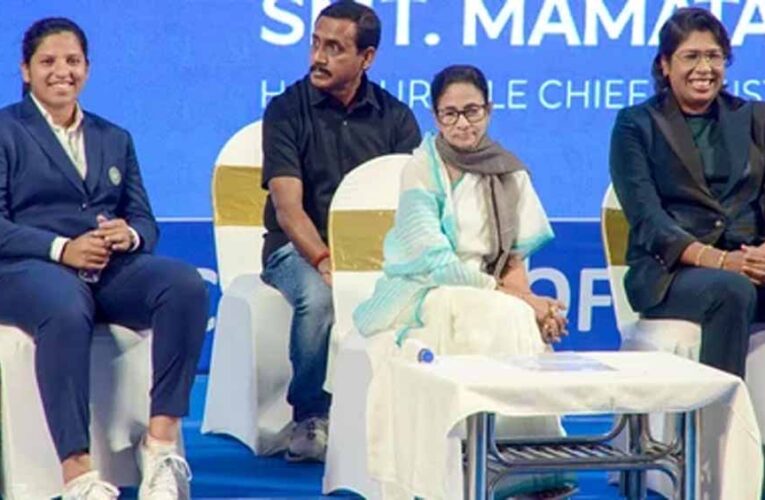 ऋचा घोष के सम्मान में सिलीगुड़ी में बनेगा क्रिकेट स्टेडियम, ममता बनर्जी ने किया ऐलान