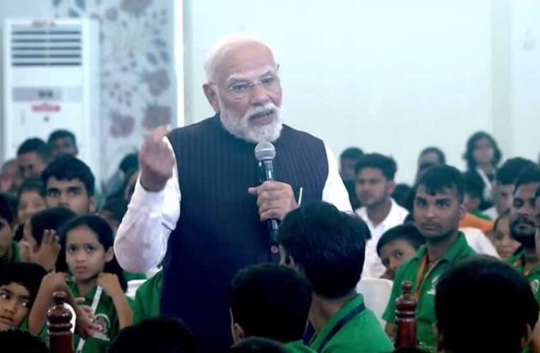 सत्य साईं संजीवनी हॉस्पिटल में पीएम मोदी का आगमन, 2,500 बच्चों से करी  दिल की बात