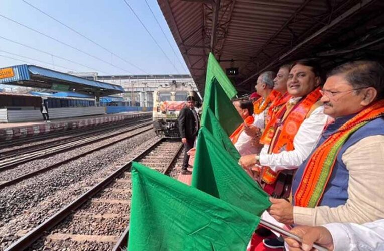 रामलला दर्शन योजना के तहत भारत गौरव स्पेशल ट्रेन राजनांदगांव से अयोध्या धाम के लिए रवाना