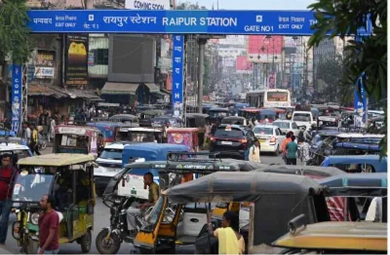 स्टेशन परिसर में ऑटो चालकों की मनमानी: 3 किमी दूरी का 80–100 रुपए किराया