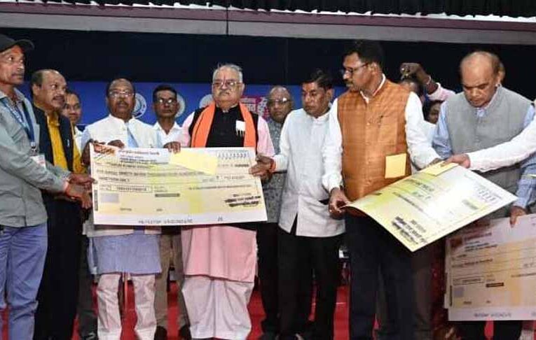 मत्स्य किसानों को आर्थिक समृद्धि हेतु नवीन तकनीक एवं कौशल विकास को अपनाने की जरूरत: मंत्री रामविचार नेताम