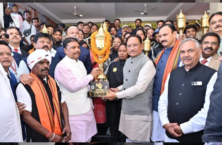 रायपुर : मुख्यमंत्री ने ऑल इंडिया फ़ॉरेस्ट स्पोर्ट्स मीट के विजेता खिलाड़ियों से मुलाकात कर दी बधाई