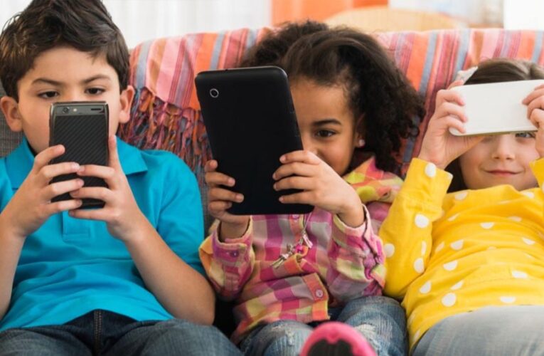 अध्ययन का खुलासा: 73% लोग मोबाइल की लत के शिकार, मानसिक स्वास्थ्य पर बढ़ता खतरा