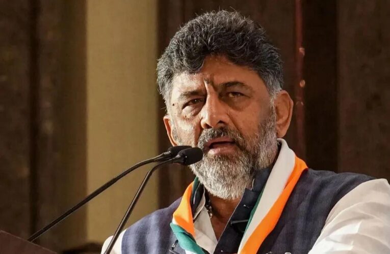 कर्नाटक कांग्रेस में उथल-पुथल तेज, शिवकुमार गुट ने हाईकमान पर दबाव बढ़ाया—विधायकों का तीसरा बैच दिल्ली पहुँचा