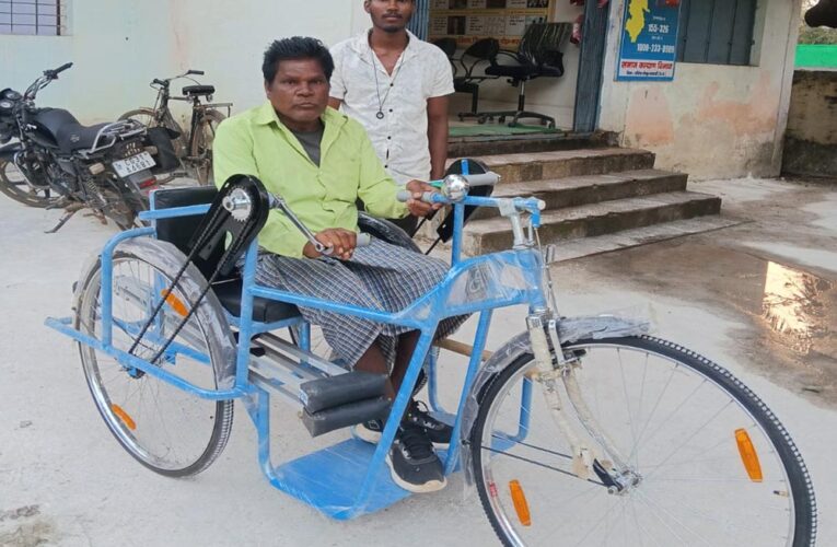 छत्तीसगढ़ सरकार की संवेदनशील पहल से दिव्यांगजनों को तत्काल मिल रही ट्रायसायकल एवं बैसाखी