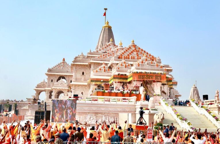 ध्वजारोहण के क्षण भक्तिमय हुई अयोध्या, चारों दिशाओं में गूंजा जय श्रीराम