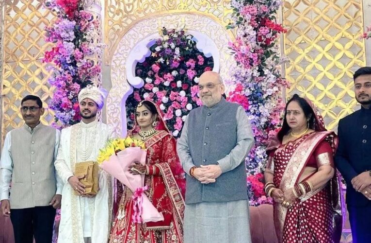 BJP कार्यालय के टाइपिस्ट की बेटी की शादी में शामिल हुए अमित शाह, सोशल मीडिया पर चर्चा