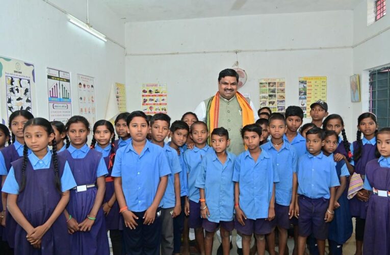 रायपुर : शिक्षा मंत्री गजेंद्र यादव ने मैनपुर क्षेत्र के विद्यालयों का किया औचक निरीक्षण