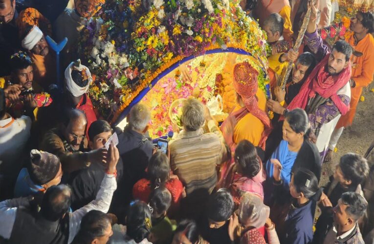 ओरछा में उत्सव: खजरी का मुकुट पहनकर बुंदेली अंदाज में निकले श्रीराम राजा सरकार