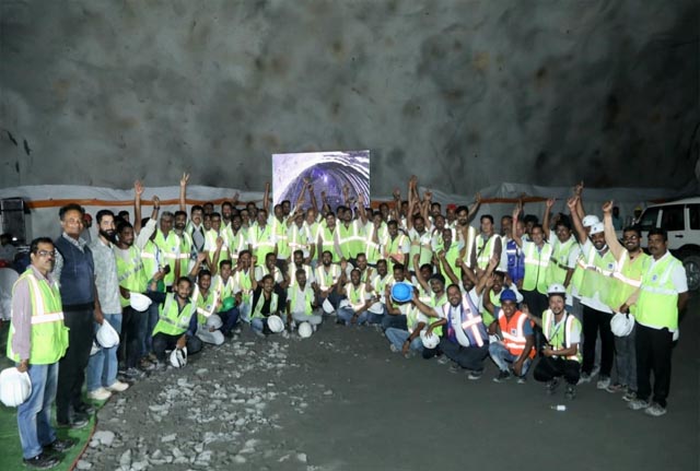 रायपुर : छत्तीसगढ़ के पहले राष्ट्रीय राजमार्ग सुरंग का ब्रेकथ्रू पूरा