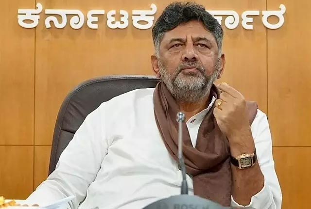 कर्नाटक सीएम रेस: वोक्कालिगा मठ ने डीके शिवकुमार को समर्थन, जल्द फैसला की मांग