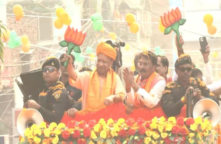 सीएम योगी के रोड शो में उमड़ा जनसैलाब, बुलडोजर बाबा-हिंदू हृदय सम्राट जिंदाबाद के नारे से गूंजा दरभंगा