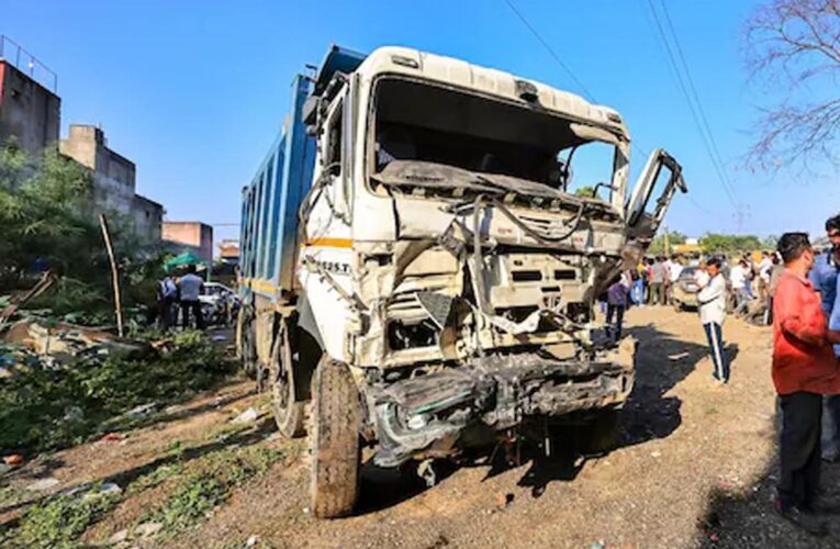 जयपुर डंपर हादसा: ड्राइवर पर गैरइरादतन हत्या का केस, तीन पुलिसकर्मी सस्पेंड