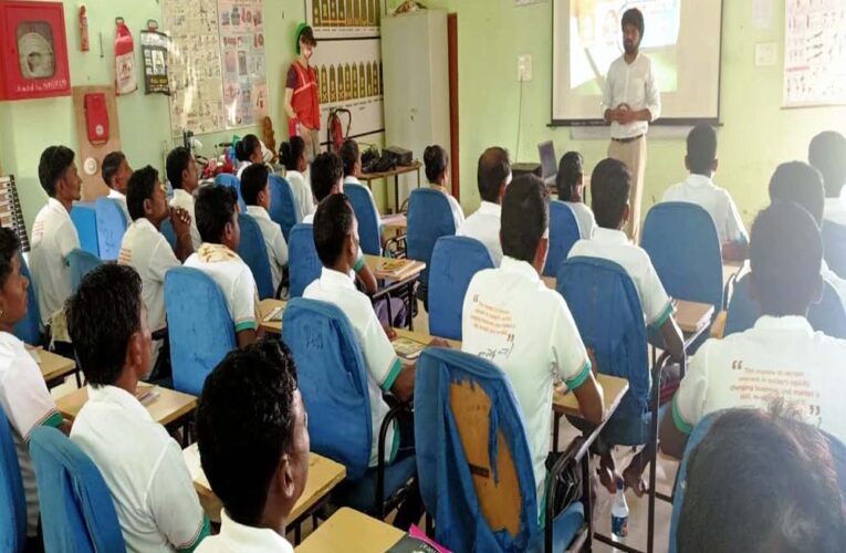 रायपुर : समर्पित माओवादी : वर्दी की जगह अब होटल की यूनिफॉर्म पहन कर करेंगे जिंदगी की नई शुरुआत