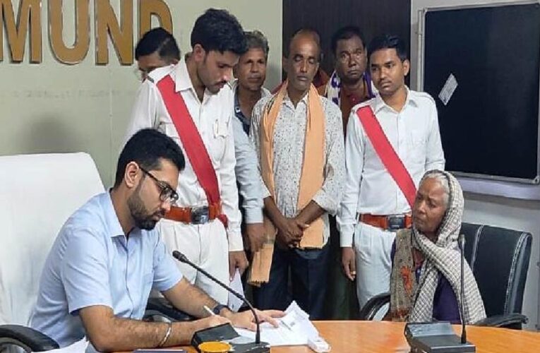 महासमुंद : कलेक्टर  लंगेह ने जन चौपाल में सुनी लोगों की समस्याएं, दिए निराकरण के निर्देश