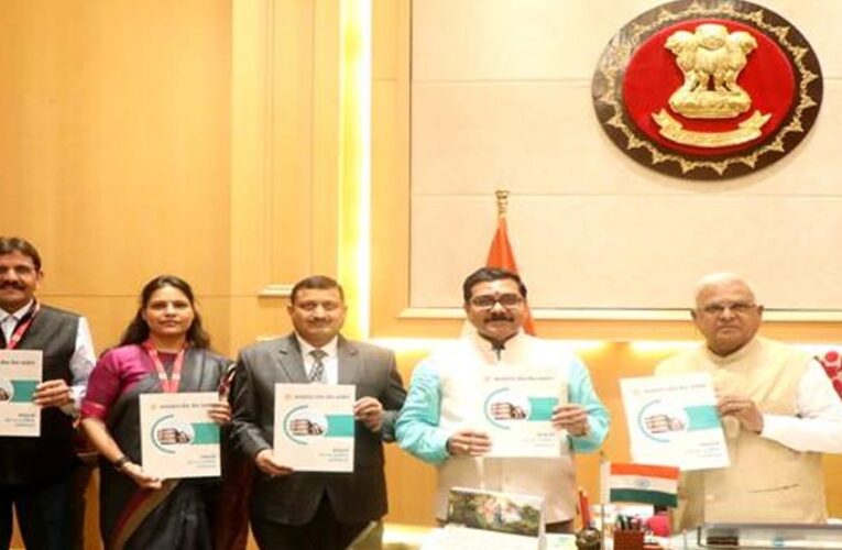 राज्यपाल  पटेल को म.प्र. लोक सेवा आयोग का 68वां वार्षिक प्रतिवेदन किया भेंट