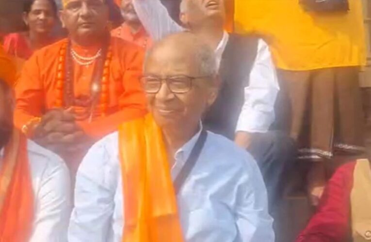 सुप्रीम कोर्ट में विवादित वकील राकेश खजुराहो पहुंचे, विष्णु मंदिर में नई मूर्ति लगाने की उठाई मांग