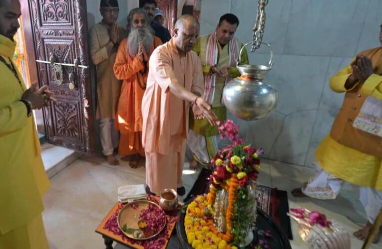 मुख्यमंत्री योगी आदित्यनाथ ने श्रीकाशी विश्वनाथ और काल भैरव के किए दर्शन, सतुआ बाबा आश्रम में संतों से की भेंट