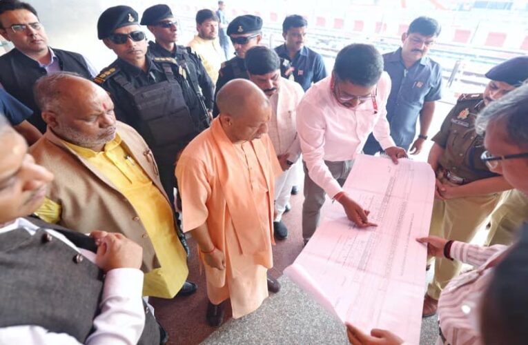 प्रधानमंत्री के वाराणसी दौरे से पहले मुख्यमंत्री ने बनारस रेलवे स्टेशन पर की तैयारियों की समीक्षा