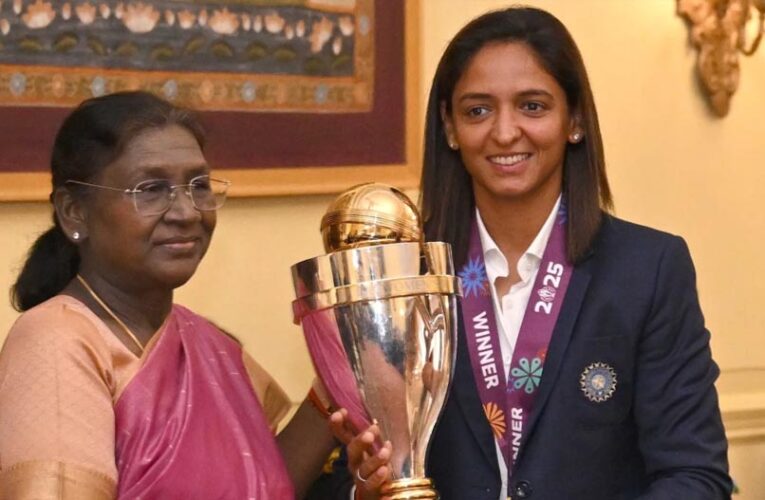 राष्ट्रपति द्रौपदी मुर्मु से मिली वर्ल्ड चैंपियन महिला क्रिकेट टीम, हरमन ब्रिगेड ने दिया खास तोहफा