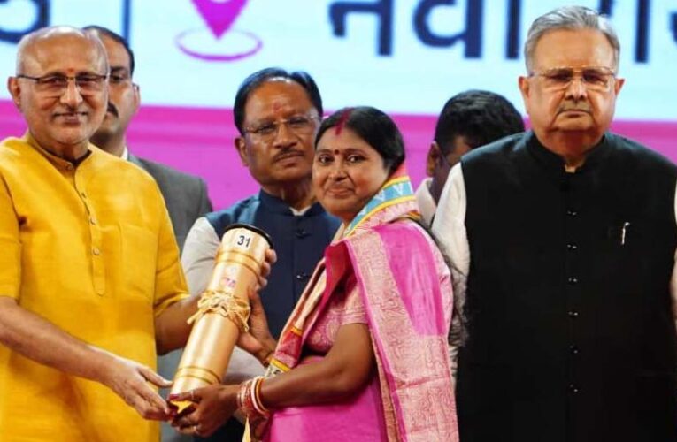 रायपुर : छत्तीसगढ रजत महोत्सव-2025 : उप राष्ट्रपति  सीपी राधाकृष्णन ने छत्तीसगढ़ के 34 अलंकरण से 37 विभूतियों एवं 4 संस्थाओं को किया सम्मानित