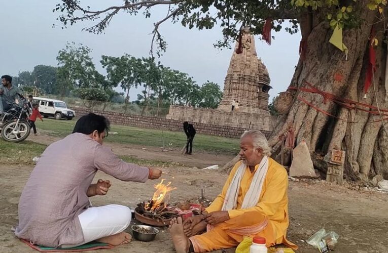खजुराहो: जवारी मंदिर की मूर्ति विवाद पर राकेश दलाल ने मंदिर के सामने बगलामुखी हवन कर पूजा-अर्चना की