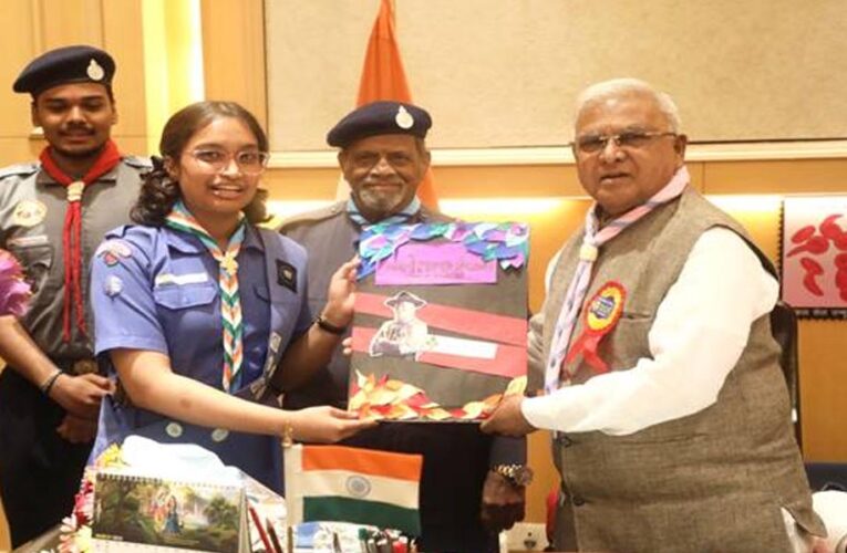 राज्यपाल  पटेल को भारत स्काउट्स एवं गाइड्स का बैज और स्कार्फ पहनाया