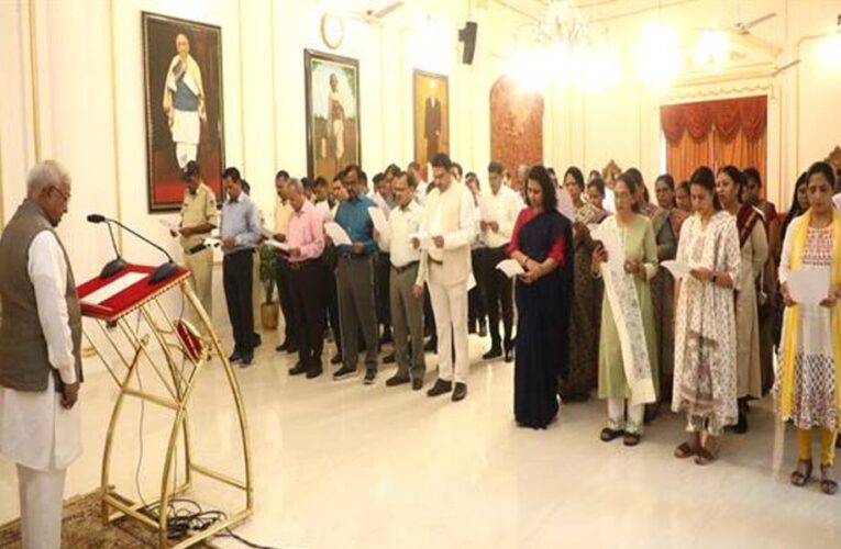 राज्यपाल  मंगुभाई पटेल ने अधिकारी-कर्मचारियों के साथ गाया वंदे मातरम्