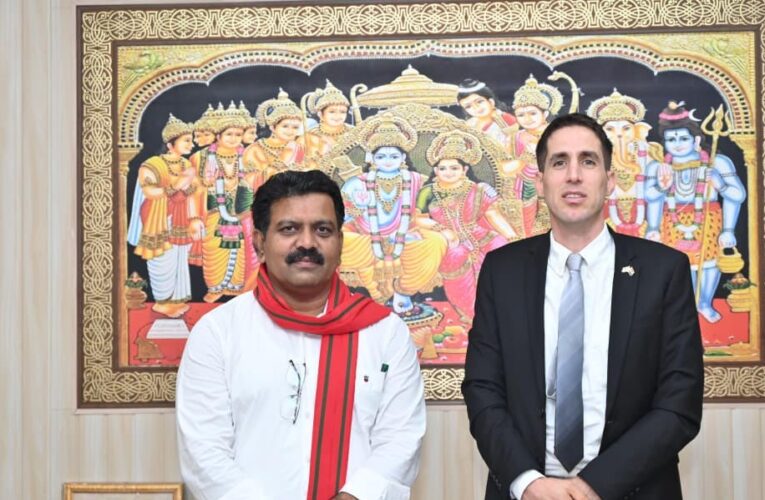 रायपुर : उपमुख्यमंत्री  विजय शर्मा से इस्राइल के आर्थिक प्रतिनिधि  यैर ओशेरॉफ की सौजन्य भेंट