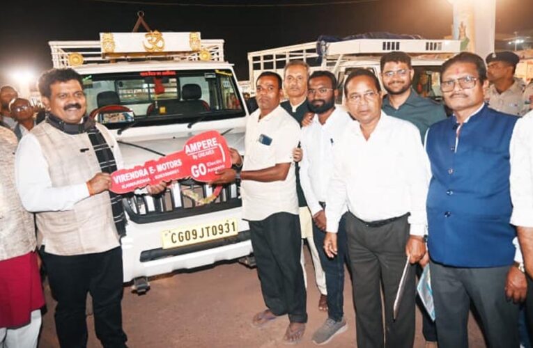 रायपुर : उपमुख्यमंत्री  विजय शर्मा ने पीएम मत्स्य संपदा योजना के तहत मत्स्यपालकों को पिकअप वाहन की सौंपी चाबी