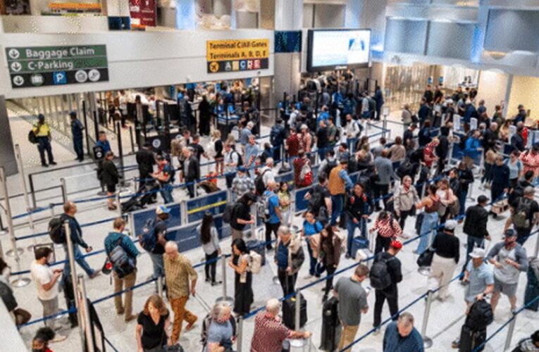 अमेरिका में शटडाउन का संकट: 40 एयरपोर्ट पर हजारों उड़ानें रद्द, यात्रियों को हो रही परेशानी