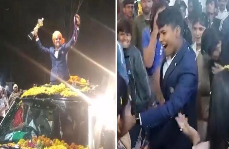 World Champion क्रांति का भव्य स्वागत! क्रिकेट के शुरुआती मैदान पर माथा टेका और माटी चूमा