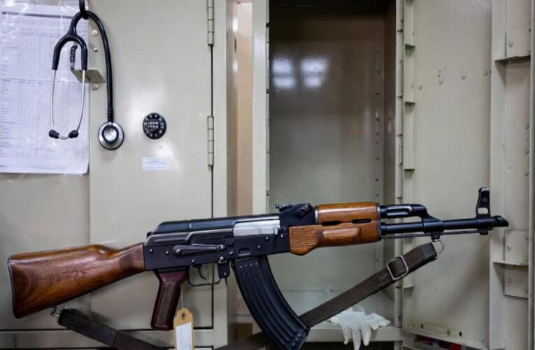 अनंतनाग के पूर्व डॉक्टर के लॉकर से AK-47 बरामद, जम्मू-कश्मीर पुलिस हैरान