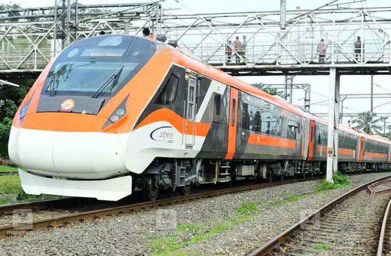 प्रधानमंत्री  मोदी ने बनारस-खजुराहो वंदे भारत ट्रेन की दी सौगात