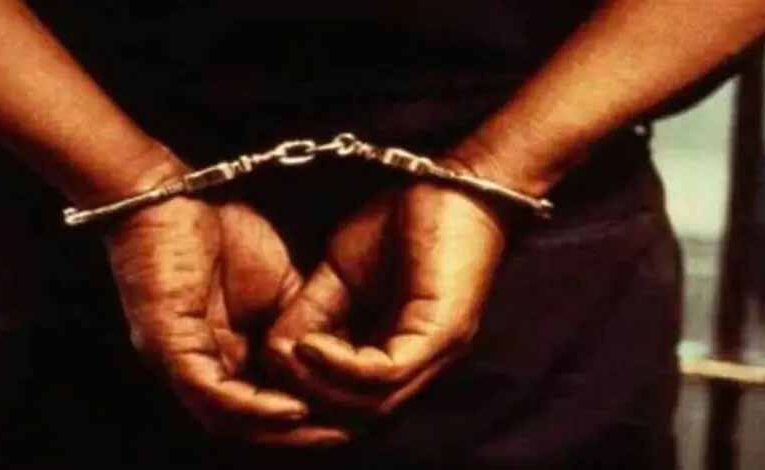 हथकड़ी सहित पुलिस हिरासत से आरोपी फरार, लापरवाही पर तीन आरक्षक निलंबित