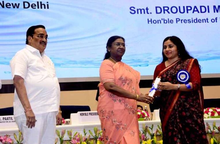 जल संचय के क्षेत्र में श्रेष्ठ पहल के लिए गुना नगरीय निकाय को राष्ट्रपति मुर्मू ने किया सम्मानित