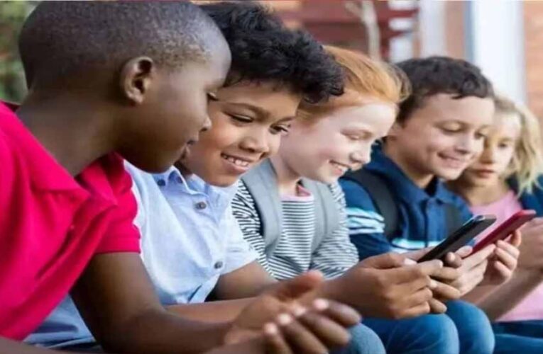 ऑनलाइन जोखिम बढ़े, सरकार सख़्त: ये देश 16 वर्ष से कम बच्चों के लिए इंटरनेट पर लगयाएगा रोक