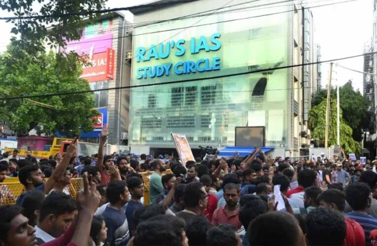 कोचिंग सेंटर हादसा: दिल्ली सरकार के दो अधिकारी सस्पेंड, LG ने की कार्रवाई मंजूर