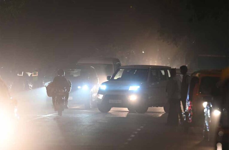 दिल्ली में ‘जहरीली हवा’ का कहर: कई इलाकों में AQI 400 के पार, स्थिति रेड ज़ोन में