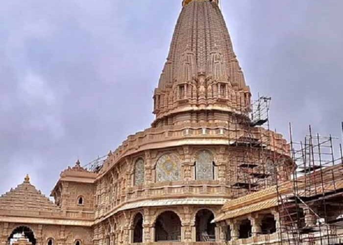 श्रीराम मंदिर में ध्वजारोहण: केसरिया ध्वज पर ‘ऊँ’ और सूर्य चिन्ह ने बढ़ाया राजवंशी गौरव