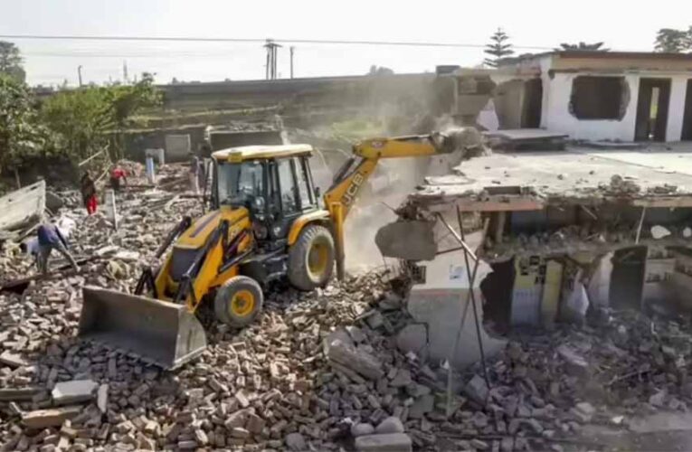 बुलडोजर एक्शन पर सियासी घमासान: डिप्टी CM बोले—चुनी हुई सरकार ने नहीं दिया था आदेश