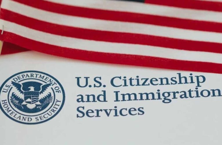 ग्रीन कार्ड इंटरव्यू बना जाल: अमेरिकी एजेंसी ने मौके पर पहनाईं हथकड़ियां